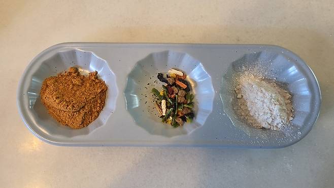 팔도 상남자라면의 스프 구성. 마늘향이 풍기는 후첨스프가 특징이다./사진=김아름 기자 armijjang@