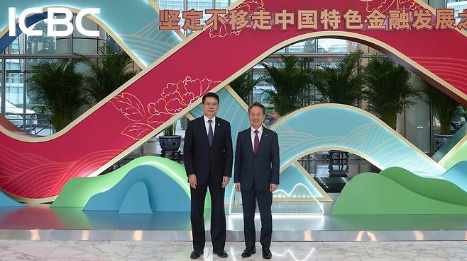 왼쪽부터 랴오 린 ICBC 회장과 진옥동 신한금융그룹 회장이 5일 중국 베이징에서 열린 한중 비즈니스 포럼에서 면담을 진행하며 기념촬영을 하고 있다./사진=신한금융그룹