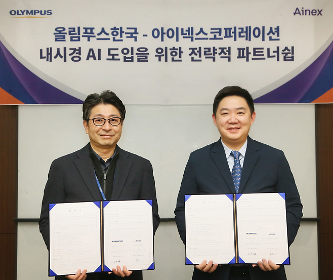 타마이 타케시 올림푸스한국 대표(사진 왼쪽)와 이항재 아이넥스 대표(사진 오른쪽)이 지난 6일 올림푸스한국 서초 본사에서 열린 협약식에서 기념촬영을 하고 있다. (사진=올림푸스한국)