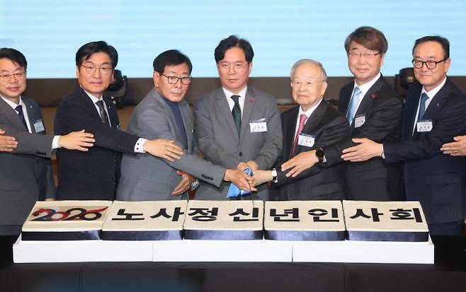 8일 용산 피스앤파크컨벤션에서 열린 2026 노사정 신년인사회에서 서종수 한국노총 상임부위원장(왼쪽 세번째부터)과 김영훈 고용노동부 장관, 손경식 경총 회장 등 참석자들이 케이크 커팅을 하고 있다.(사진=연합뉴스)