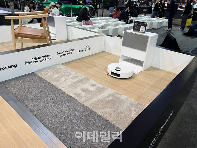 미국 라스베이거스 컨벤션 센터(LVCC) 드리미 전시장에서 가정용 로봇청소기가 작동하고 있다.(사진=공지유 기자)
