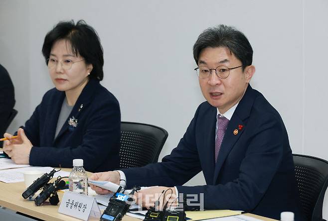 이억원 금융위원장이 8일 오전 경기도 수원 서민금융통합지원센터에서 개최한 제1차 포용적 금융 대전환 1차회의에서 정부·유관기관, 5대금융지주 대표, 포용금융 민간전문가 등과 앞으로 정부와 민간이 함께 추진해 나가야할 포용금융 방향에 대해 논의했다.(사진=금융위원회)