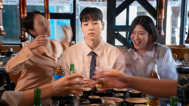 잦은 모임에 무너진 다이어트 루틴, 빠른 회복이 중요하다｜출처: 게티이미지뱅크