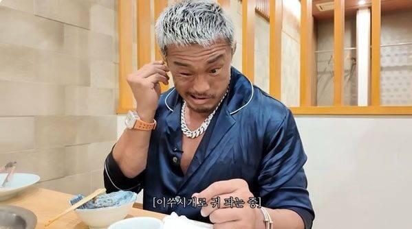 지난해 8월 귀를 판 적이 없다고 고백했던 추성훈이 최근에는 이쑤시개로 귀를 파는 모습을 보였다. 사진=유튜브 채널 '추성훈 ChooSungHoon'