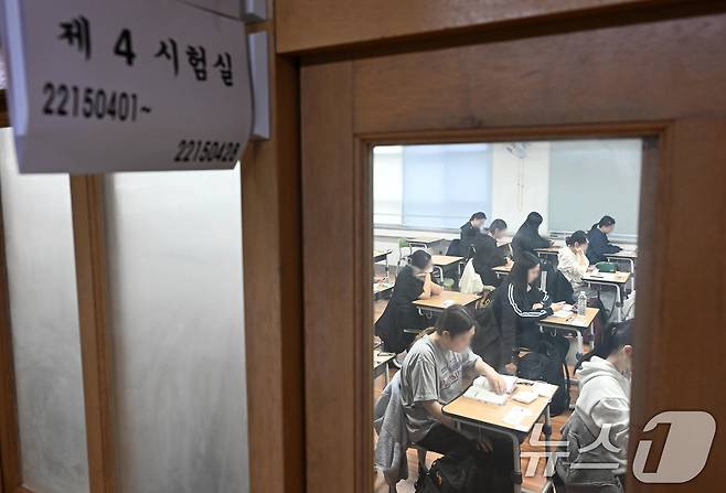 2026학년도 대학수학능력시험일인  지난해 11월 13일 오전 부산 연제구 연제고등학교에서 수험생들이 시험 시작을 준비하고 있다. (공동취재) 2025.11.13/뉴스1 ⓒ News1 윤일지 기자