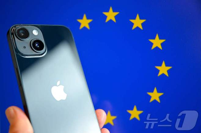 애플 아이폰-유럽연합(EU) 그래픽. FILES-BELGIUM-EU-TECHNOLOGY-REGULATION ⓒ AFP=뉴스1