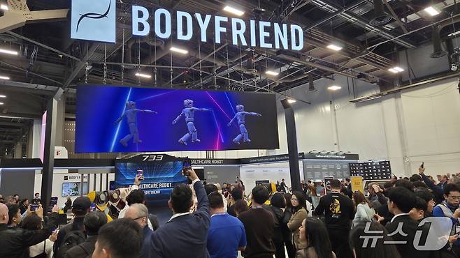 7일(현지시간) CES 2026이 열리는 라스베이거스 컨벤션센터(LVCC) 센트럴 홀에 마련된 바디프랜드 부스 앞에 사람들이 몰려 있다. 2026.1.7 ⓒ뉴스1 이정후 기자
