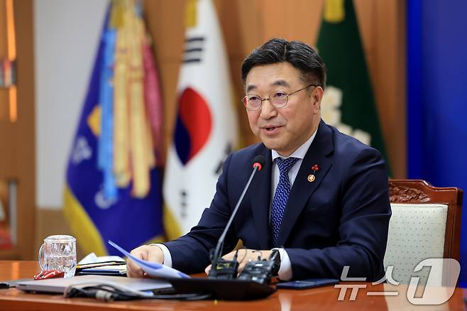 윤호중 행정안전부 장관이 2일 서울 서대문구 경찰청에서 열린 전국 경찰 지휘부 화상회의에 참석해 모두발언을 하고 있다. 2026.1.2/뉴스1 ⓒ News1 이호윤 기자