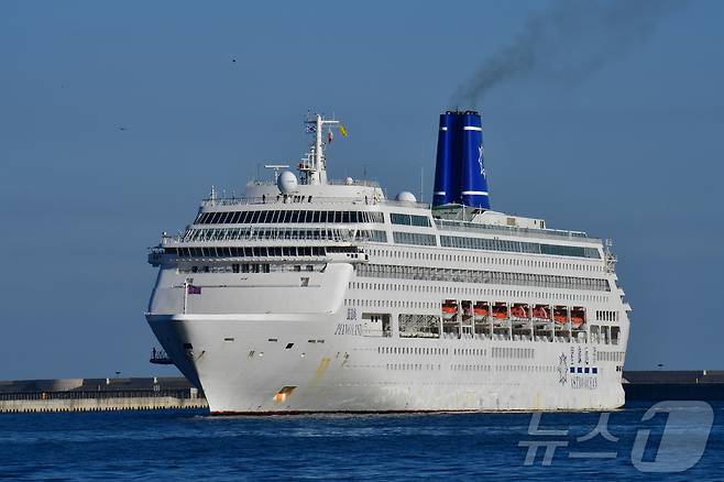 28일 APEC 회의 기간 동안 글로벌 CEO 들의 숙소로 사용할 크루즈선이 경북 포항시 북구 영일만항에 입항했다. 2025.10.28/뉴스1 ⓒ News1 최창호 기자