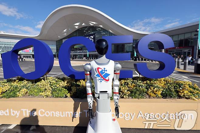 세계 최대 IT(정보기술)·가전 전시회 'CES 2026' 개막 이틀차인 7일(현지시간) 미국 네바다주 라스베이거스 컨벤션센터(LVCC)에 로봇이 진열돼 있다. 2026.1.8/뉴스1 ⓒ News1 황기선 기자