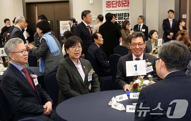 8일 서울 용산구 대한의사협회에서 열린 2026년도 의료계 신년하례회에서 김택우 대한의사협회장과 정은경 보건복지부 장관이 참석자들과 대화를 하고 있다. 2026.1.8/뉴스1 ⓒ News1 김명섭 기자