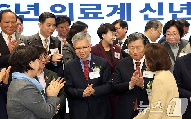 8일 서울 용산구 대한의사협회에서 열린 2026년도 의료계 신년하례회에서 김택우 대한의사협회장, 이성규 대한병원협회장, 정은경 보건복지부 장관 등 참석자들이 손뼉을 치고 있다. 2026.1.8/뉴스1 ⓒ News1 김명섭 기자