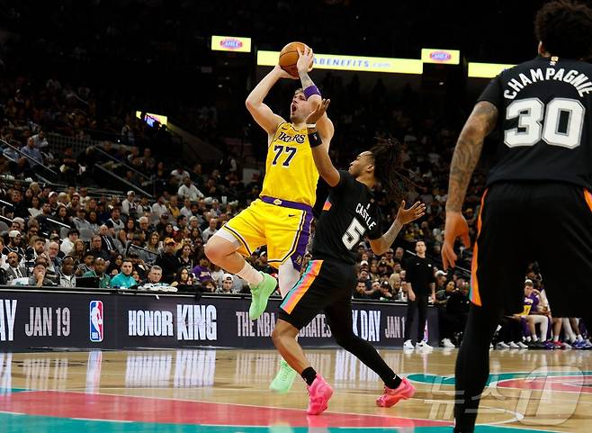 NBA 레이커스 돈치치가 8일(한국시간) 샌안토니오와 경기에서 슛을 쏘고 있다. ⓒ AFP=뉴스1