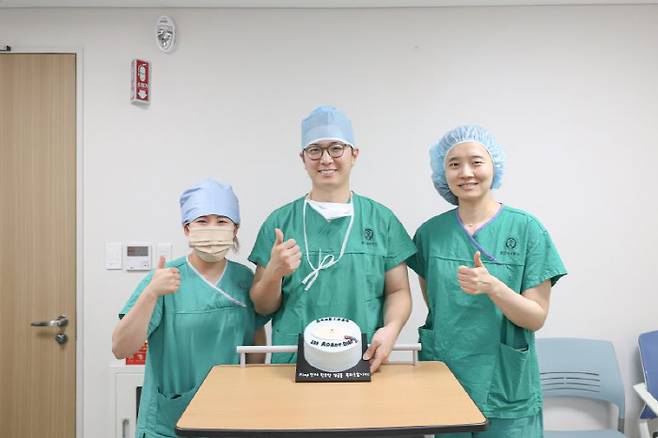 용인세브란스병원 성형외과 의료진이 최근 로봇을 활용한 심하복벽 동맥 천공지 피판술(DIEP)의 성공적인 첫 시행을 기념하고 있다.