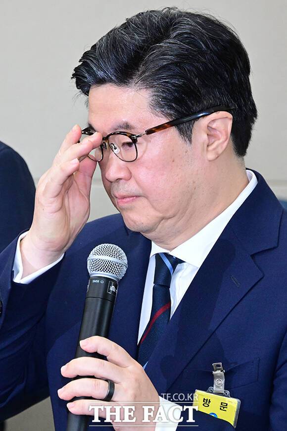 안경 고쳐쓰는 김병주 MBK 파트너스 회장. /더팩트DB