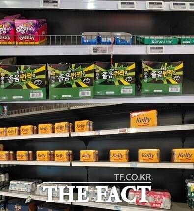 기업회생절차를 밟고 있는 홈플러스가 지난해 12월 기업형 슈퍼마켓(SSM) 분리 매각을 담은 회생계획안을 제출했다. 홈플러스는 최대주주인 MBK파트너스의 추가 지원책이 부재한 상황에서 유통산업발전법 대형마트 규제까지 온전히 떠안고 있다. 사진은 홈플러스 본점인 강서점 내 자일리톨과 맥주 등 브랜드들이 매진된 모습. /손원태 기자