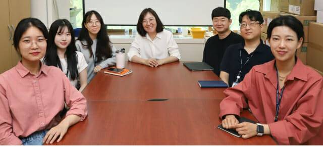 한국생명공학연구원 줄기세포융합연구센터 연구진들. 가운데가 연구책임자인 이미옥 박사.(사진=한국생명공학연구원)