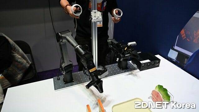 사람의 움직임을 학습해 샌드위치를 조립하는 드래곤윙 IQ10 탑재 로봇. (사진=지디넷코리아)