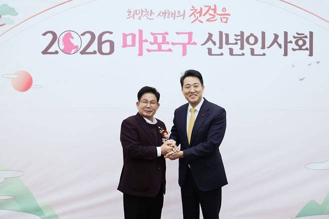 박강수 마포구청장(왼쪽)이 마포구 신년인사회에 참석한 오세훈 서울시장과 인사를 나누고 있다. 마포구 제공.