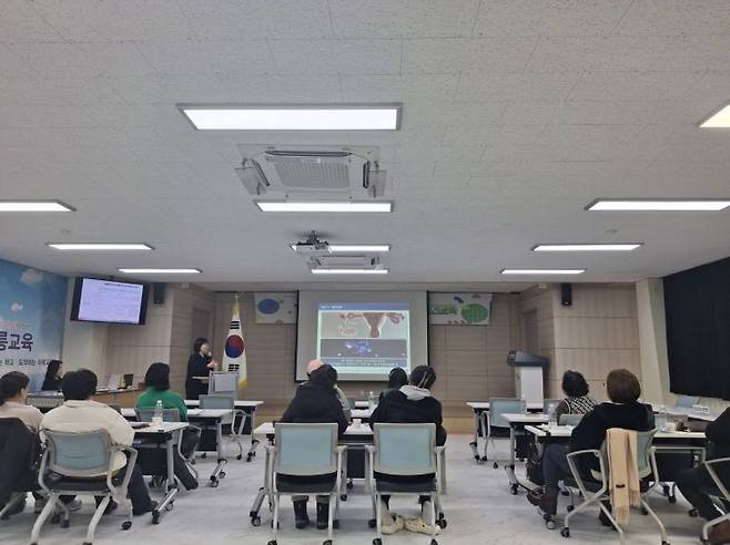 급식종사자 대상 정신건강과 생명존중 교육을 실시하는 울릉군.