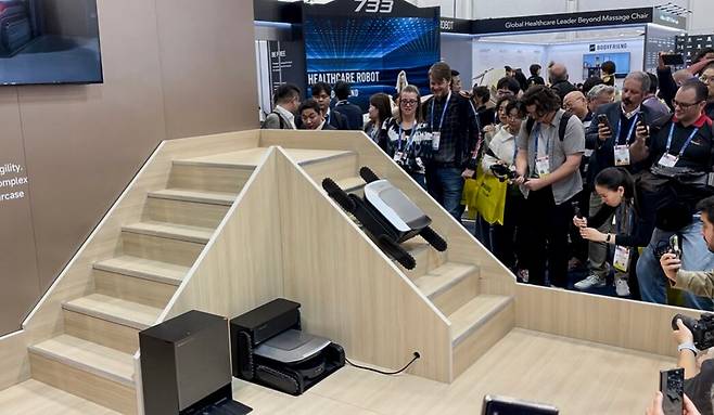 6일 CES에서 중국 드리미의 로봇 청소기 '사이버X'가 계단을 오르고 있다. /연합뉴스