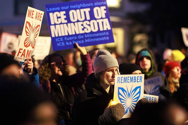 7일 미네소타주 미니애폴리스에서 이민 단속관에게 총격을 받아 숨진 여성의 현장에서 열린 추모 집회에서 시위대가 이민세관단속국(ICE)에 반대하는 시위를 벌이고 있다. /AFP 연합뉴스