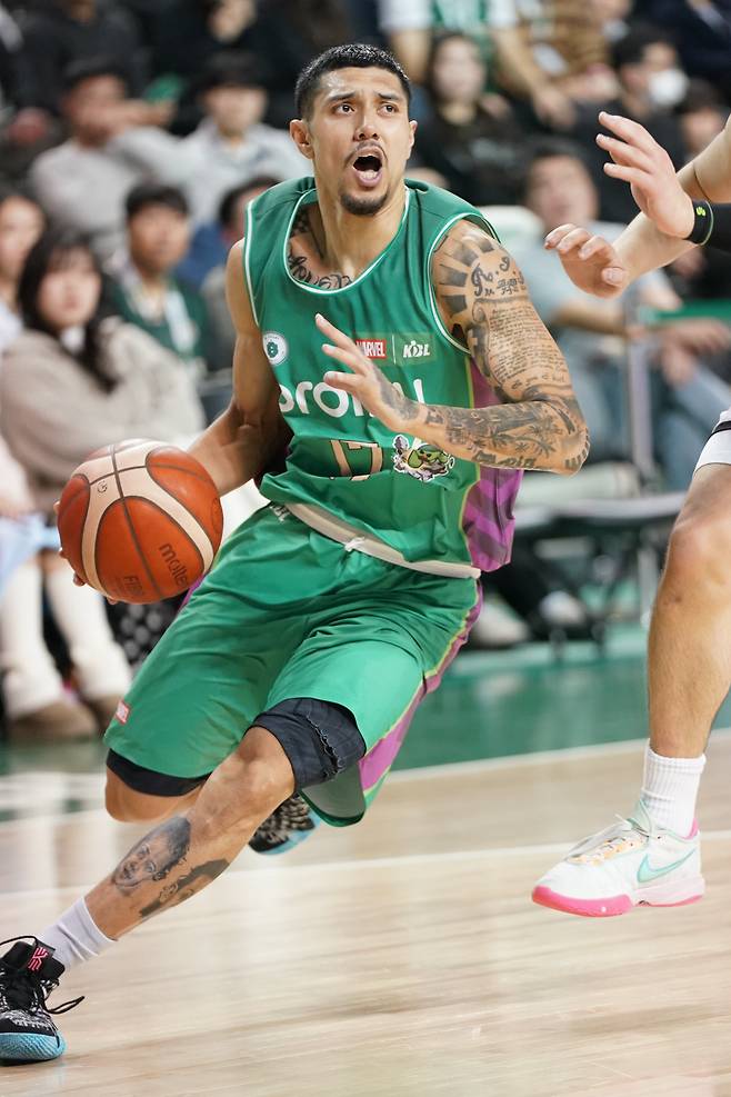 원주 DB의 이선 알바노가 8일 수원 KT와의 프로농구 홈 경기에서 드리블을 하는 모습. /KBL