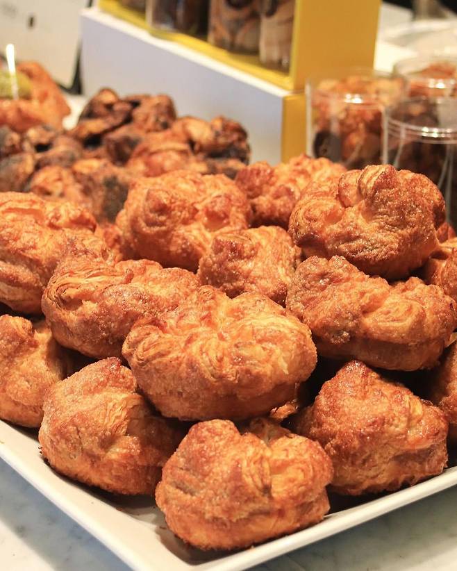 클래식 퀸아망부터 레몬 머랭 퀸아망, 애플 시나몬 퀸아망 등 다양한 맛의 퀸아망을 즐길 수 있는 홍대 오퍼카페. 인스타그램 @offer_mapo