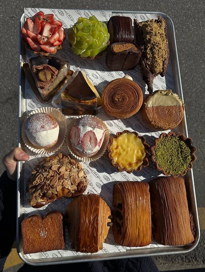 과하지 않은 단맛과 버터의 풍미를 듬뿍 즐길 수 있는 성수동 테니. 인스타그램 @tennebakery