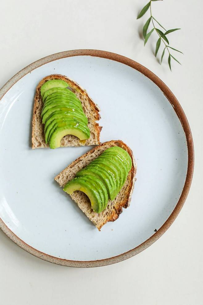 アボカドは脂肪分が多いので、半分だけ食べるとカロリーが高くなってしまいます。画像 Pexels