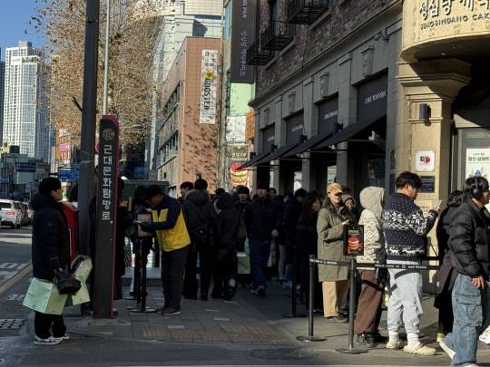 8일 오후 대전 성심당 케이크부띠끄 앞에 입장을 기다리는 시민들의 대기 줄이 이어지고 있다. 혼잡을 막기 위해 매장 직원이 현장에서 직접 줄 관리와 안내하는 모습. 이다온 기자