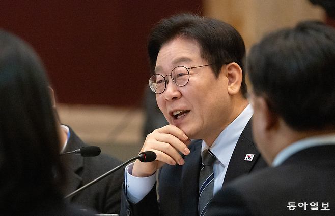 이재명 대통령이 7일 중국 상하이의 호텔에서 열린 청와대출입기자 오찬간담회에서 취재진 질문에 답하고 있다. 2026.01.07 송은석 기자 silverstone@donga.com