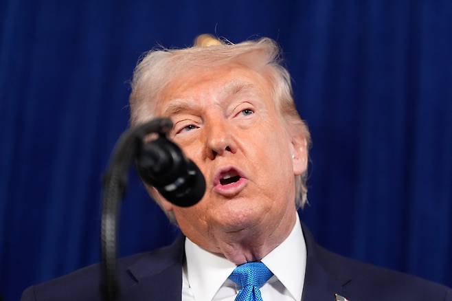 도널드 트럼프 미국 대통령이 3일(현지 시간) 플로리다주 팜비치의 마러라고 사저에서 니콜라스 마두로 베네수엘라 대통령 체포 관련 기자회견을 하고 있다. 2026.01.04. 팜비치=AP 뉴시스