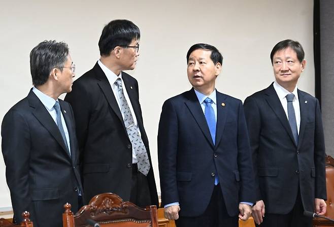 경제당국은 8일 서울 중구 은행연합회에서 시장상황점검회의를 개최했다. (왼쪽부터) 권대영 금융위 부위원장, 이창용 한국은행 총재, 구윤철 부총리 겸 재정경제부 장관, 이찬진 금융감독원장이 회의에 앞서 대화하고 있다. 재정경제부 제공