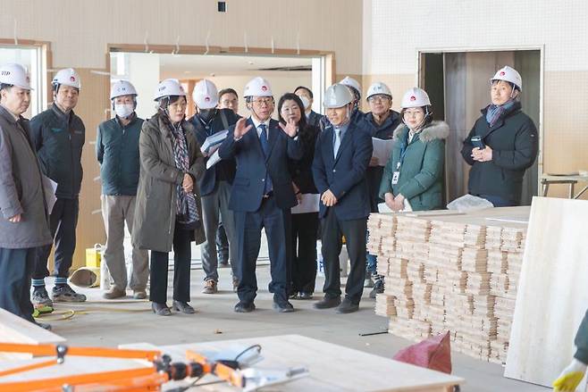 김석준 부산시교육감이 오는 3월 에코델타시티에 개교 예정인 신설학교를 방문해 현장을 둘러보고 있다. 부산시교육청 제공