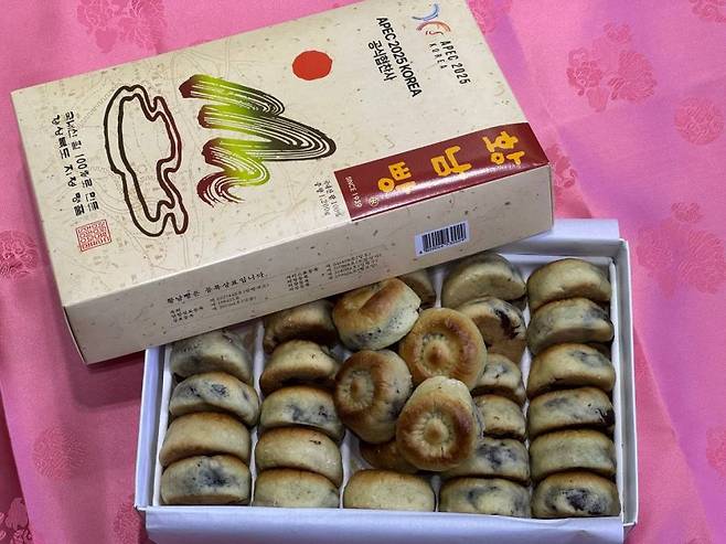 지난해 10월 31일 대통령실은 이재명 대통령이 APEC 정상회의 참석을 위해 방한한 시진핑 중국 국가주석과 중국 대표단에게 황남빵 200상자를 선물했다고 밝혔다. 대통령실 제공. /사진=뉴스1