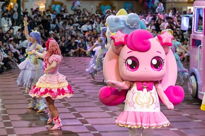 지금 롯데월드 어드벤처에선 인기 IP '프린세스 캐치! 티니핑'과 협업한 시즌 축제 '트윙클 미라클 윈터'가 펼쳐지고 있다. 사진은 '캐치! 티니핑 퍼레이드' 모습. 롯데월드 제공