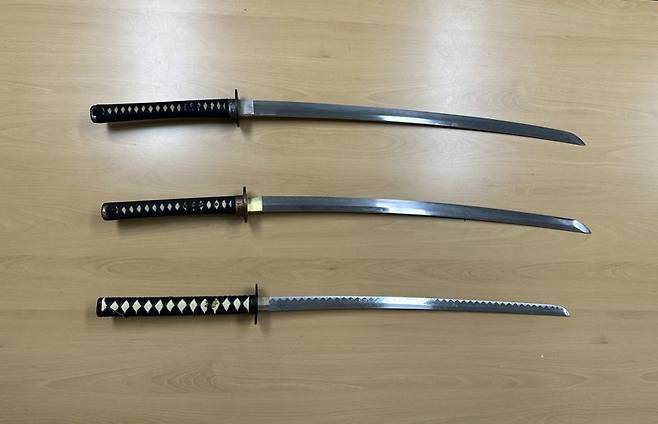 지난 2024년 서울경찰청이 중고거래 플랫폼 판매자에게서 압수한 일본도 3정. 사진은 기사와 무관함. 서울경찰청 제공