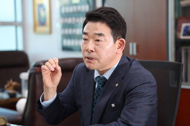 박정 더불어민주당 의원이 7일 오후 서울 여의도 국회 의원실에서 한겨레와 인터뷰하고 있다. 김영원 기자 forever@hani.co.kr