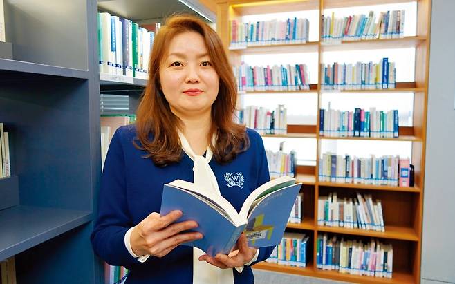 성북구 해오름도서관 서가에 선 이명희 한책추진단 운영위원장.