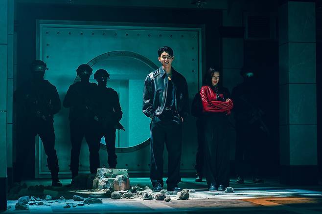 ‘범인회’라는 단순한 거악을 등장시키면서 드라마 ‘캐셔로’는 자본주의에 대한 구조적 질문을 폐기한다. 넷플릭스 제공