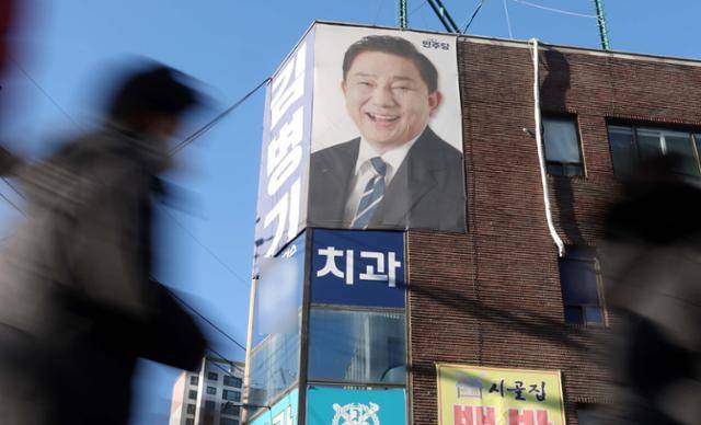 5일 서울 동작구 김병기 더불어민주당 전 원내대표의 지역사무실 앞을 지역 주민이 지나가고 있다. 뉴시스