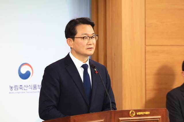 김종구 농림축산식품부 차관이 8일 정부세종청사에서 농협중앙회와 농협재단에 대한 특별감사 결과를 브리핑하고 있다. 농식품부 제공