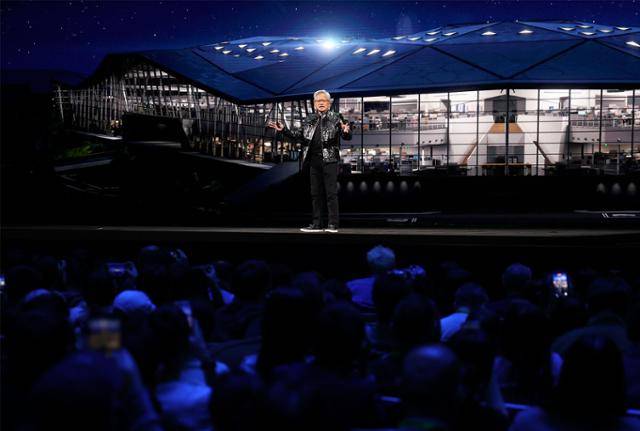 젠슨 황 엔비디아 최고경영자(CEO)가 5일 미국 라스베이거스 퐁텐블로 호텔에서 열린 '엔비디아 CES 2026 라이브' 무대에 올라 기조연설을 하고 있다. 라스베이거스=뉴스1