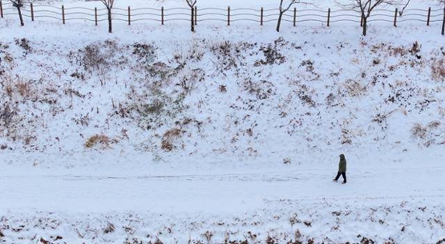 8일 한반도 상공에 찬 공기가 내려오면서 전국 곳곳에 눈 소식이 예보됐다. 사진은 지난해 12월 24일 강원 춘천시 소양강 산책로에 내린 폭설 모습. 연합뉴스