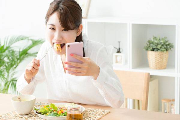 TV를 시청하며 식사할 경우, 아무런 방해 없이 식사할 때보다 더 많은 음식을 섭취하게 된다는 연구 결과가 나왔다./사진=게티이미지뱅크