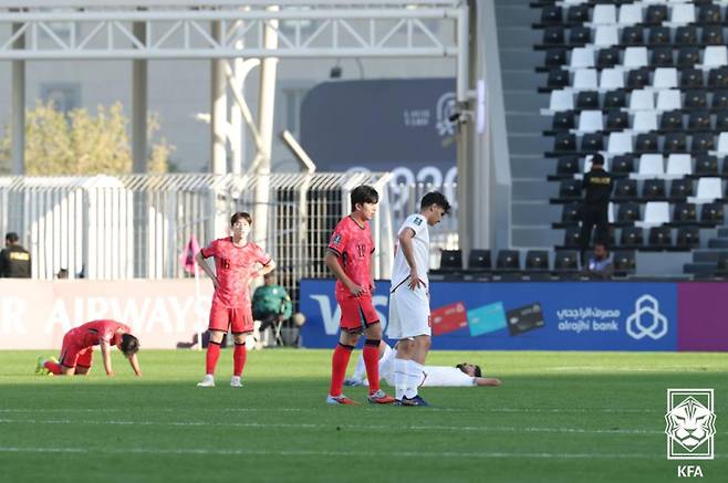 7일 사우디 리야드의 알샤바브 클럽 스타디움에서 열린 한국과 이란의 2026 AFC U-23 아시안컵 조별리그 C조 1차전. 0-0으로 끝난 뒤 아쉬워하는 양팀 선수단. 사진=대한축구협회