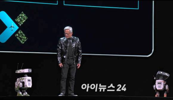 젠슨 황 엔비디아 CEO가 5일(현지시간) 미국 라스베이거스 퐁텐블로 호텔에서 열린 특별연설 무대에 꼬마로봇 '블루'들과 함께 오른 모습. [사진=박지은 기자]