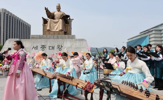 지난해 5월 14일 서울 광화문광장 세종대왕 동상 앞에서 관현맹인전통예술단이 공연하는 모습. 관현맹인전통예술단은 지난해 세종문화상 ‘국민문화복지 및 다양성’ 부문에서 수상했다. [연합뉴스]