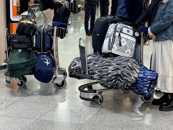 제주국제공항을 찾은 골프 관광객들. 최충일 기자